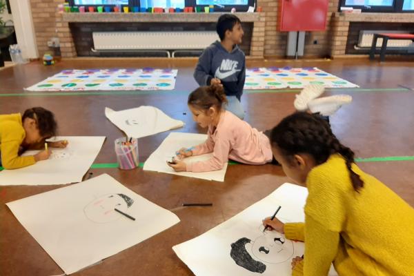 Kinderen leren al spelend over hun emoties praten