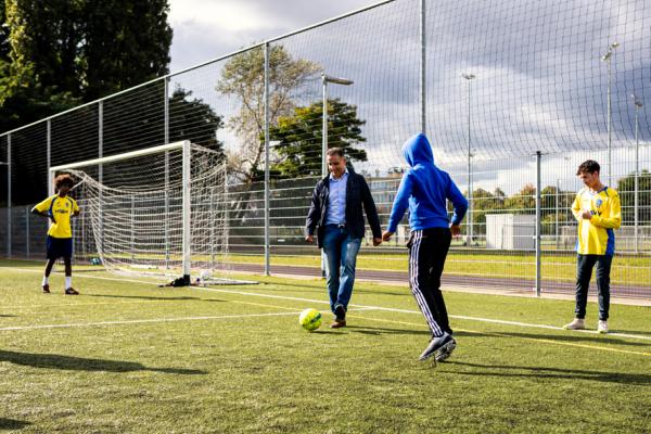 Jonge nieuwkomers leren Nederlands in het Sport & Taal-project