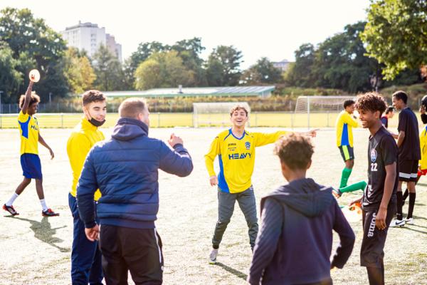 Jonge nieuwkomers leren Nederlands in het Sport & Taal-project
