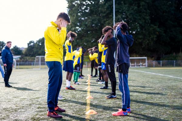 Jonge nieuwkomers leren Nederlands in het Sport & Taal-project